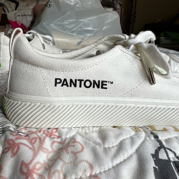 White cariuma sneakers. Size US 8 - Picture 4 of 4